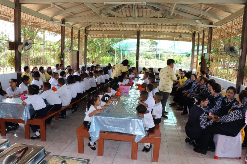 โครงการแม่บ้านมหาดไทย ใส่ใจดูแลอาหารกลางวันเด็กนักเรียนจังหวัดอ่างทอง